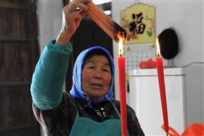 我的超级婆婆二祭祖之点蜡烛