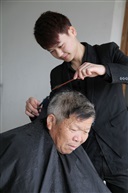 年轻理发师
