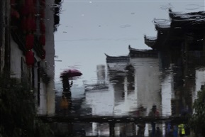 《雨中倩影》