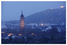 《夜方塔》
