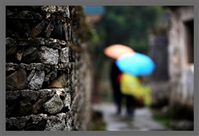 《雨中的古村巷子》
