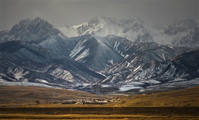 雪山脚下有人家
