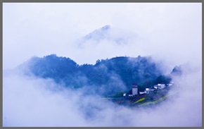 《云雾山村如仙境》