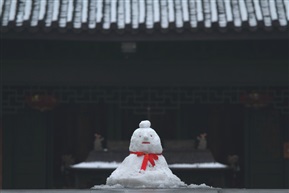 香案前的雪人