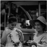 《卖花环的阿婆》