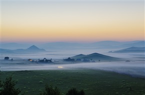 草原晨雾