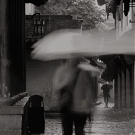 《雨街漫步》