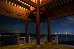 《凉亭观湖》