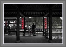 《凭栏观游荡口镇》