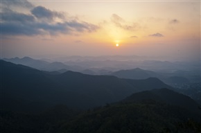 日出山峦