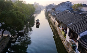 小河、游船、人家