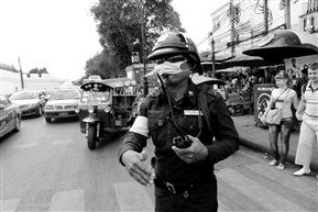 指挥交通的泰国警察