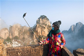 黄山顶上留倩影