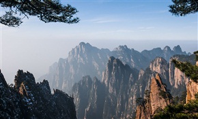 巍巍青山显峥嵘