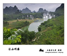 《远山听瀑》