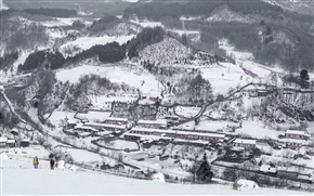 《山村》