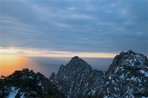 朝阳灿烂照雪峰