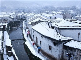 《古镇飘雪》
