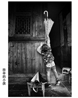挂伞的小孩