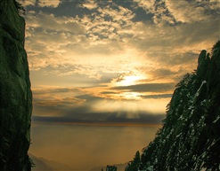 神光穿云照山川