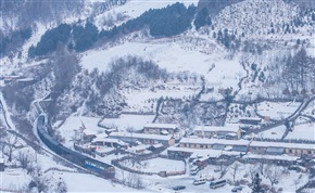 《山村》