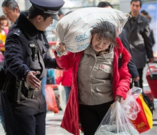 《春运中的民警》