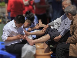 为民服务进社区之洗脚
