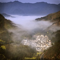 震雾中的山村