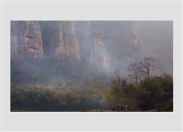 走在山间小路