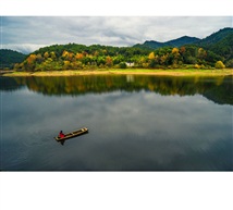 《轻舟荡漾山水间》