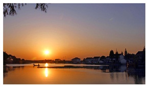 《湖畔夕照》