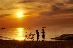 夕阳下的情侣