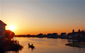 《湖畔夕照》
