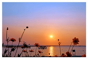 《湖畔夕照》