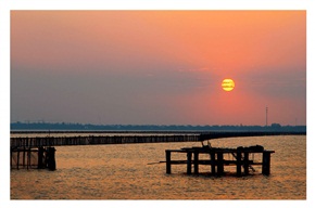 《湖畔夕照》