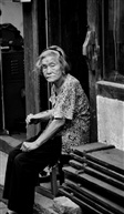 老街。老人