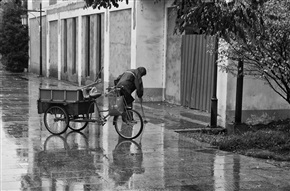 雨中清洁工