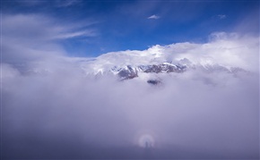 《雪山下的佛光》
