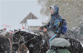 风雪行路人