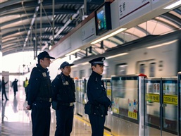 地铁站巡逻