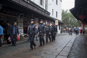 《古镇巡逻之三》