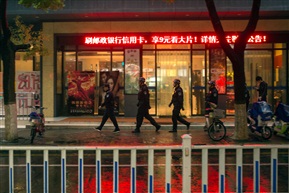 夜幕下的巡逻兵