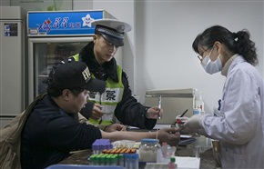 《夜查醉驾组照之四》