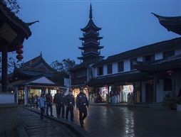 《古镇夜巡之一》