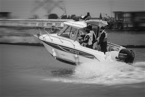 《水上执勤》