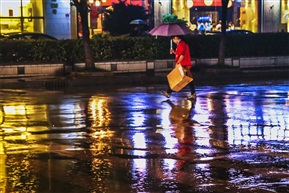 在雨中