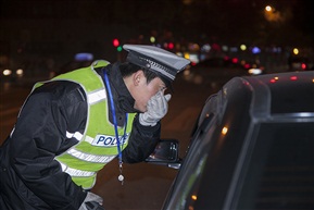 《夜查醉驾组照之三》