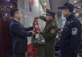 《网吧检查之三》