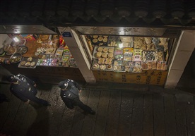 《古镇夜巡之二》