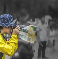 《 摄 》